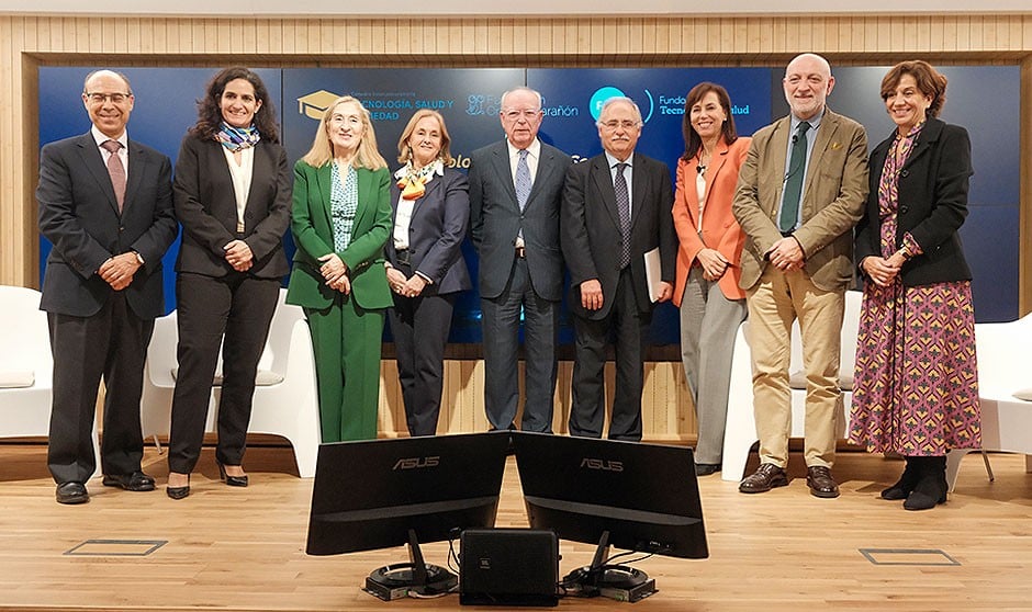 Ponentes de la mesa debate 'Los profesionales sanitarios en el siglo XXI'.