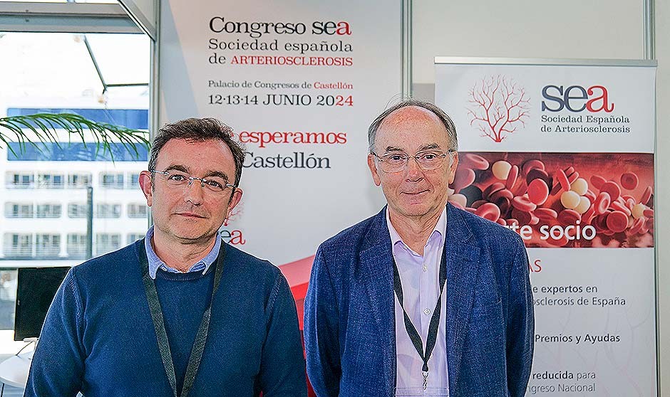 Josep Ribalta, investigador de la Universidad Rovira i Virgili, y Xavier Pintó, internista de la Unidad de Riesgo Vascular del Hospital Universitario de Bellvitge, recorren la trayectoria de la publicación ' Clínica e investigación en arteriosclerosis'.