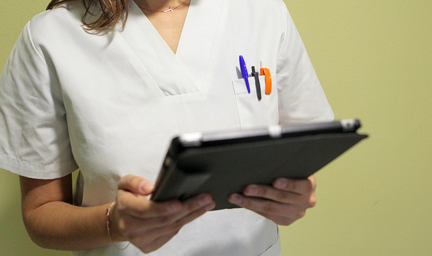 "Las enfermeras optan más por la jubilación anticipada que los médicos"