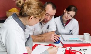 “Las médicos ganan menos porque no trabajan tan duro como los hombres”