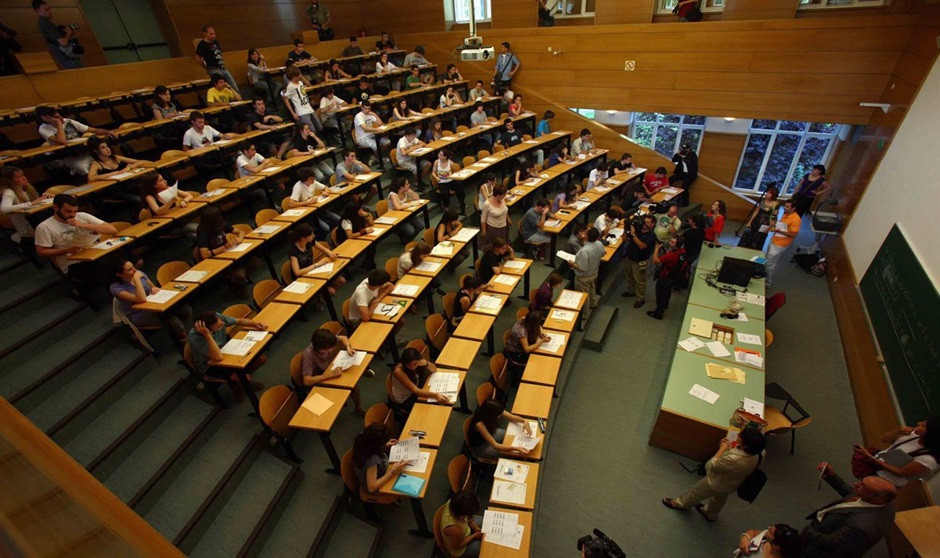 Aula en un examen FIR