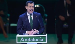  Juanma Moreno, presidente de la Junta de Andalucía, dice que "los andaluces estamos haciendo un esfuerzo sin precedentes por la sanidad".