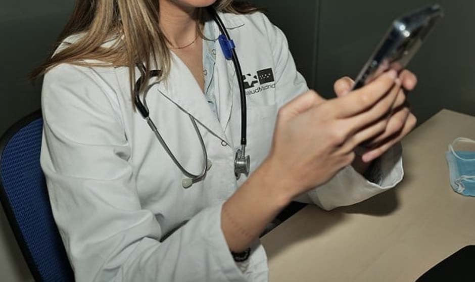 "Los estudiantes de Medicina influencers cansan, ¿por qué presumen tanto?"