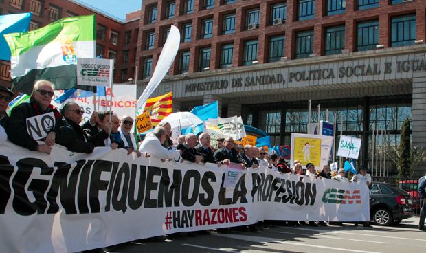 "Los médicos españoles trabajamos más que los europeos cobrando la mitad"