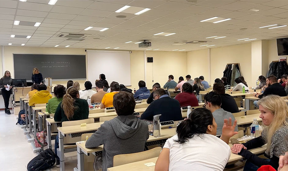 Una aspirante al MIR lamenta que haya médicos que se crean superiores por sacar un número de orden más bajo en la prueba.