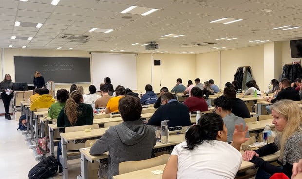 Una aspirante al MIR lamenta que haya médicos que se crean superiores por sacar un número de orden más bajo en la prueba.