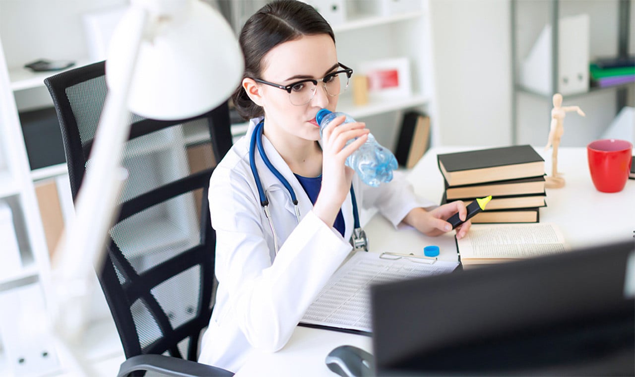 ¿Deberían dar a los médicos botellas de agua embotelladas durante sus guardias de 24 horas?