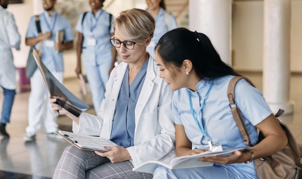 Los estudiantes de Medicina no siempre reciben ayuda en sus prñacticas por parte de los tutores, los MIR o los adjuntos