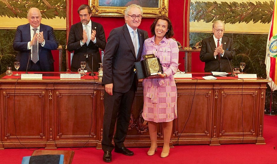 Cristina Gil recibe el Premio Nacional de Derecho Sanitario por su contribución al estudio de la inteligencia artificial y el Big Data