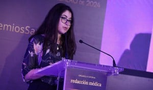  Noelia García, número 1 del examen MIR 2024, recibe un reconocimiento por su éxito en la prueba durante la VII edición de los Premios Sanitarias de Redacción Médica.