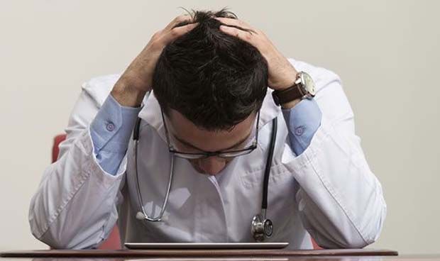 'Mi paciente me acosa': el 70% de enfermeros y el 47% de médicos lo sufre