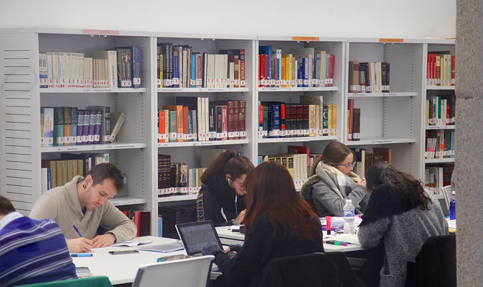  Alumnos estudiando en la biblioteca. El descanso en Navidad, clave para sacar bien el MIR