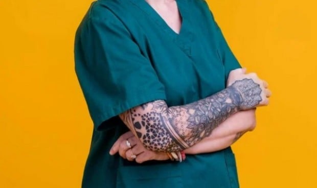 "Ni mis tatuajes ni piercing definen mi profesionalidad como sanitaria"