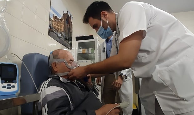 Un médico atendiendo a un paciente