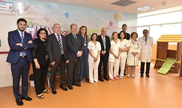 'Nos mueve la ilusión' decora la planta de Pediatría del hospital San Pedro