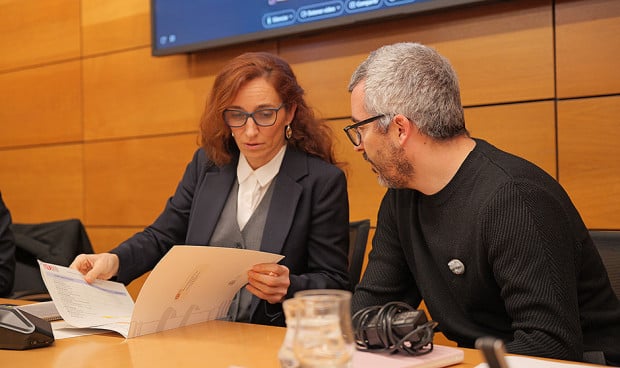  La ministra de Sanidad, Mónica García; y el secretario de Estado, Javier Padilla, defienden el nuevo Estatuto Marco.