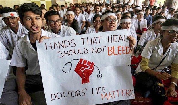 ¿Por qué los médicos indios están en huelga? 100 pacientes/día y agresiones