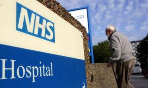 ¿Por qué miles de enfermeras renuncian a su trabajo en Reino Unido?