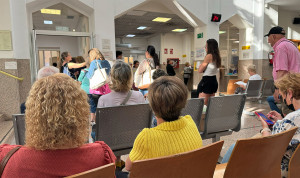  Sala de espera de un centro de salud. ¿Por qué nos hacemos un seguro de salud? Los factores en cada comunidad