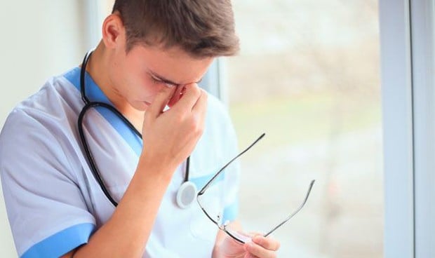 ¿Pueden llorar los médicos en el trabajo? Cinco expertos dan la respuesta
