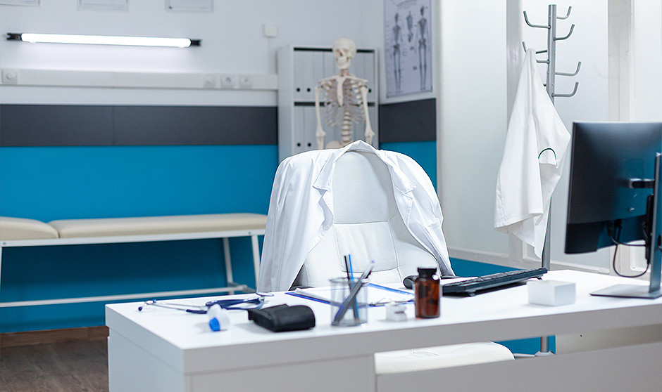  Consulta de un hospital. Sergio Pardo, médico de Urgencias, ha explicado que encontró a un MIR de primer año "escondido y durmiendo" en una guardia de 24 horas.