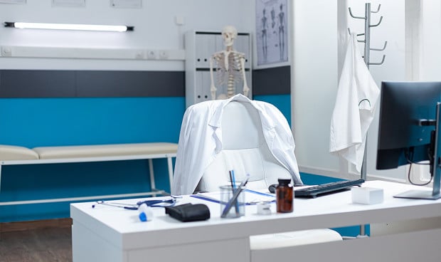  Consulta de un hospital. Sergio Pardo, médico de Urgencias, ha explicado que encontró a un MIR de primer año "escondido y durmiendo" en una guardia de 24 horas.