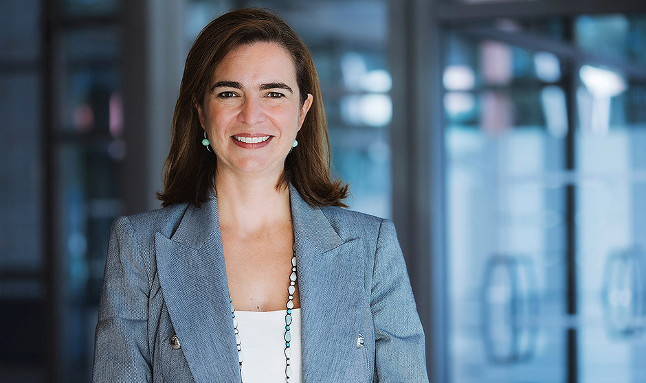 La presidenta de la SEFH, Cecilia Martínez, felicita a Redacción Médica por su 20 aniversario