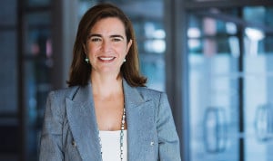 La presidenta de la SEFH, Cecilia Martínez, felicita a Redacción Médica por su 20 aniversario