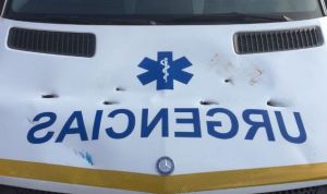 'Revienta' una ambulancia hasta perforarla con el palo de la sombrilla
