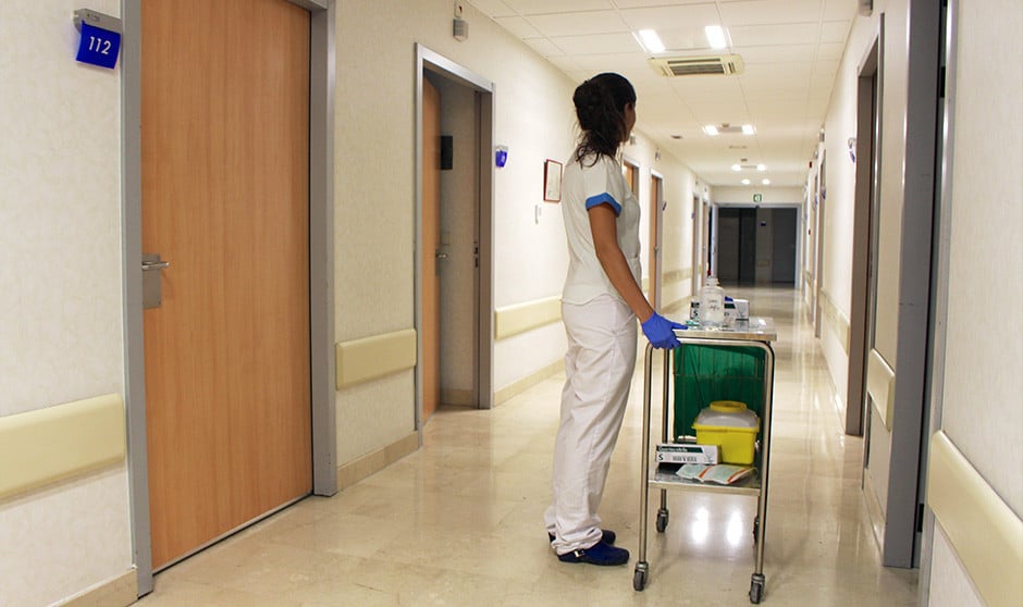 Una estudiante de Enfermería puntúa del uno al diez los servicios en los que ha rotado durante la universidad. 