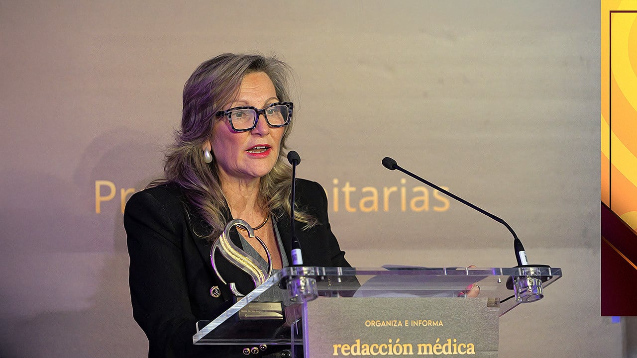 Ángeles Martín, directora general de Atención Primaria del Sescam, recibe su galardón en los Premios Sanitarias