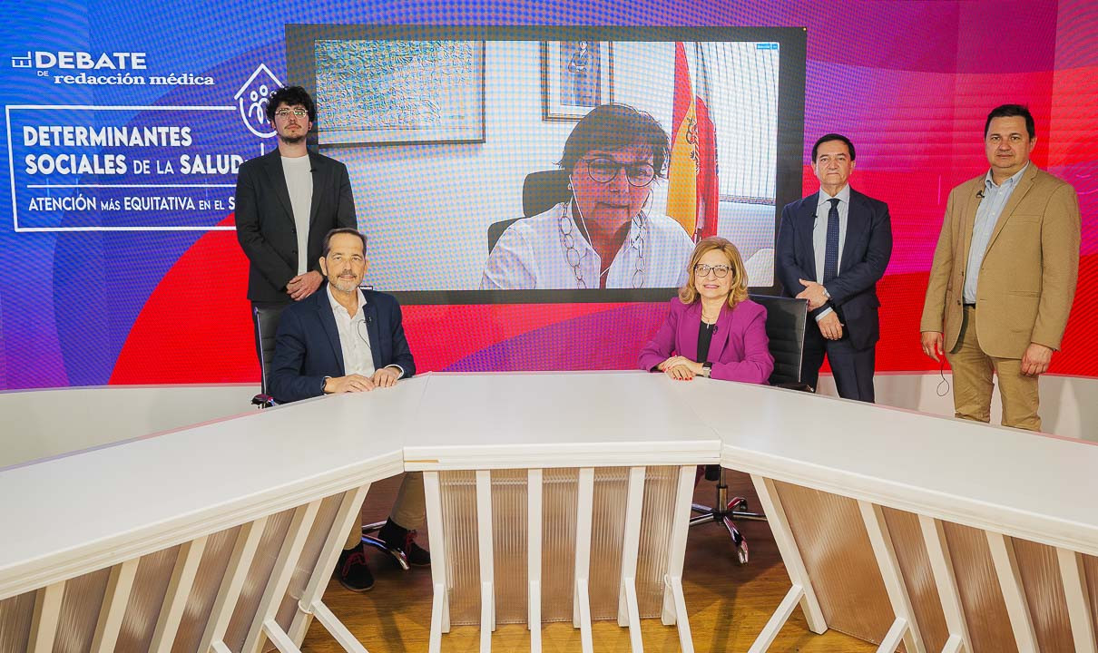  Redacción Médica celebra en su plató el debate  'Determinantes sociales de la salud: desafíos y estrategias para avanzar hacia una atención más equitativa en el SNS'.