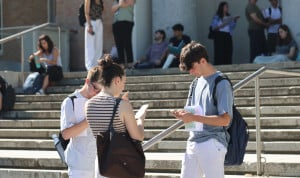Médicos y enfermeras debaten tras el cambio de opinión de carrera de una aspirante en la PAU