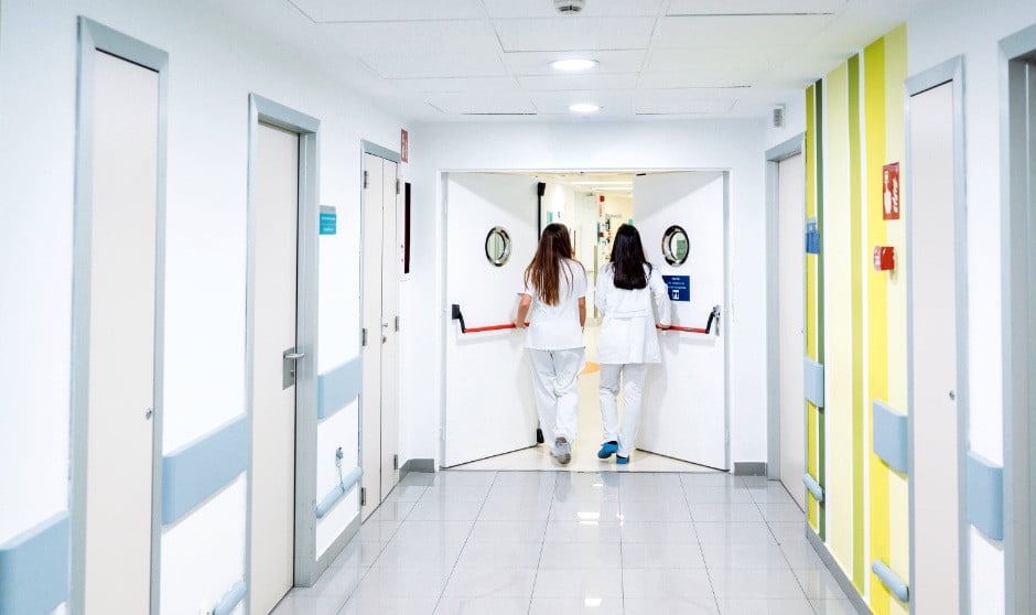  Médicos saliendo de su espacio de un hospital. Una especialista recuerda las reivindicaciones por las que se ha convocado la huelga médica nacional y asegura no querer ser mejor que nadie