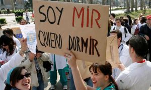 "Soy MIR y quiero dormir": empieza la huelga de residentes en Granada