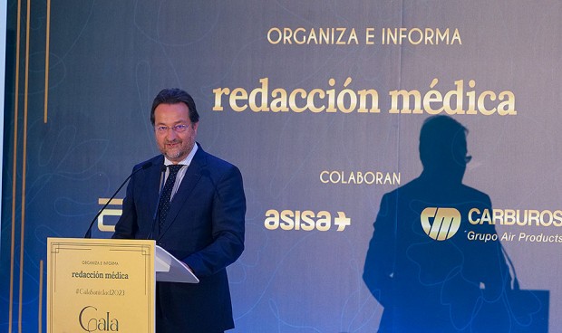 Fernando Prados recoge su premio en la Gala de la Sanidad Española de Redacción Médica.