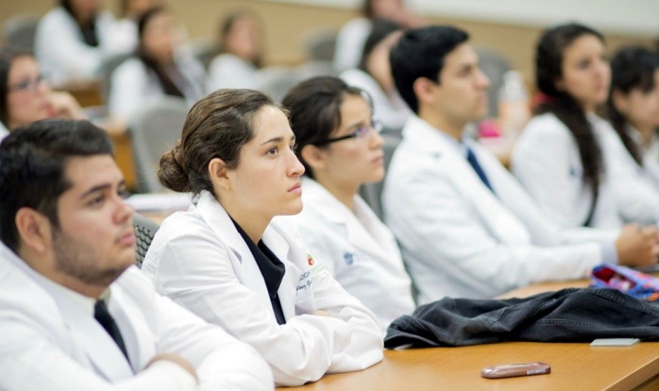 "Te parecerá guay ir por la facultad con bata; deja de hacer el parguelas"