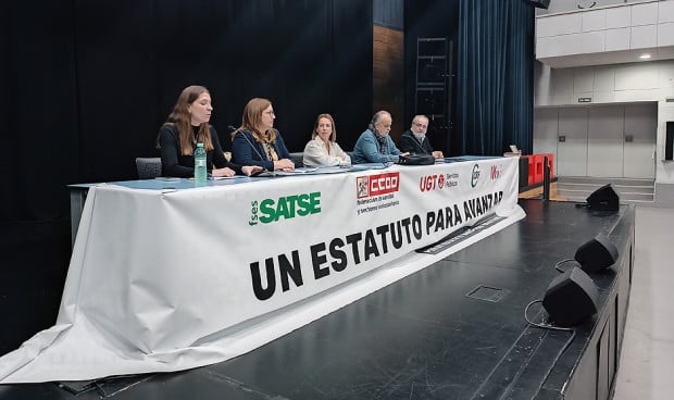 Los sindicatos Satse, CCOO, UGT, CSIF y CIG ofrecen una rueda de prensa para valorar la negociación del Estatuto Marco. 