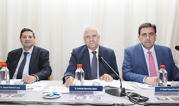 "Un profesional sanitario gestiona mejor un hospital que un político"