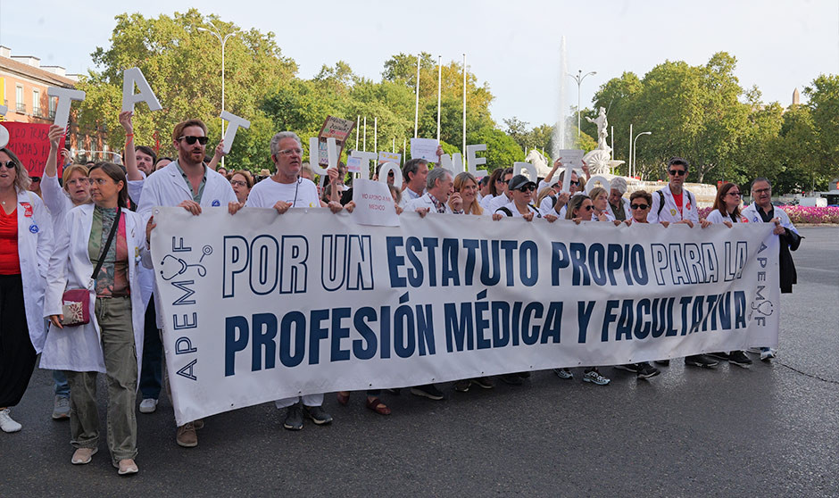  Manifestación por el Estatuto Marco. Varias organizaciones han anunciado convocatorias de huelga para presionar a Sanidad