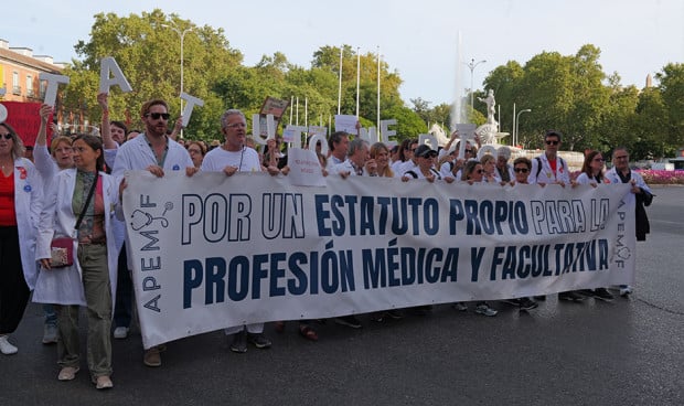  Manifestación por el Estatuto Marco. Varias organizaciones han anunciado convocatorias de huelga para presionar a Sanidad