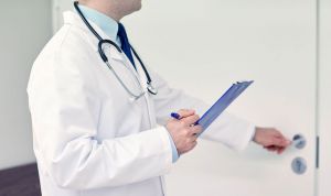 ¿Cómo puede optar el médico a una plaza específica dentro de su hospital?