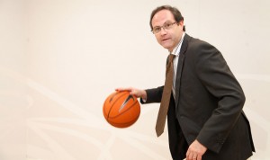 "Si la sanidad fuera un equipo de baloncesto, el farmacéutico sería base"