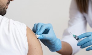 Enfermero español vacunado de Covid-19: "Hacedlo con convicción, es seguro"
