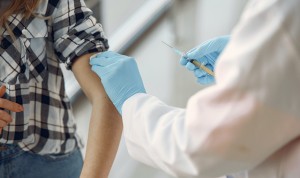 Covid y adolescentes: ¿qué vacuna se usa y qué efectos adversos produce?