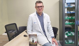 El médico que se robó horas de sueño para escribir su primera novela