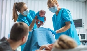 Nacer en España: aumentan ginecólogos y matronas mientras bajan los partos