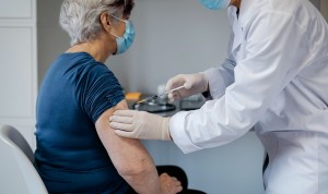Mayores de 80 años, la población que más rechazó la vacuna covid