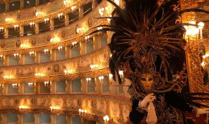 Santiago García, el artista que convierte el hospital en carnaval veneciano