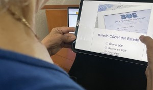 Una ciudadana consulta el Boletín Oficial del Estado (BOE)